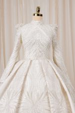 Prinses trouwjurk met hoge halslijn, lange mouwen en strassdetails in crème – Viento Bridal