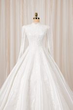 A-lijn trouwjurk met hoge halslijn, lange mouwen en kanten details – Viento Bridal
