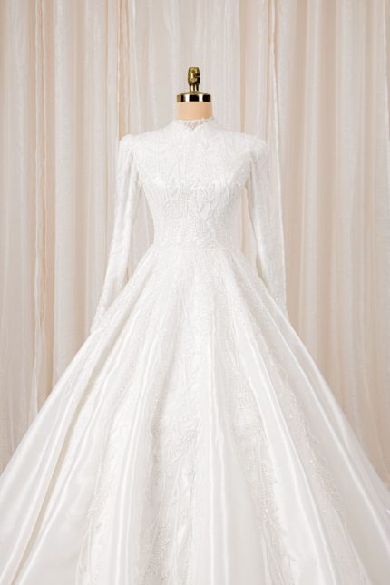 A-lijn trouwjurk met hoge halslijn, lange mouwen en kanten details – Viento Bridal