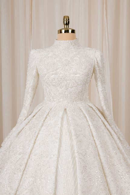 Prinses trouwjurk met hoge halslijn, lange mouwen en strassdetails – Viento Bridal