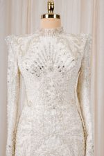 Zeemeermin trouwjurk met hoge halslijn, lange mouwen en strassdetails – Viento Bridal