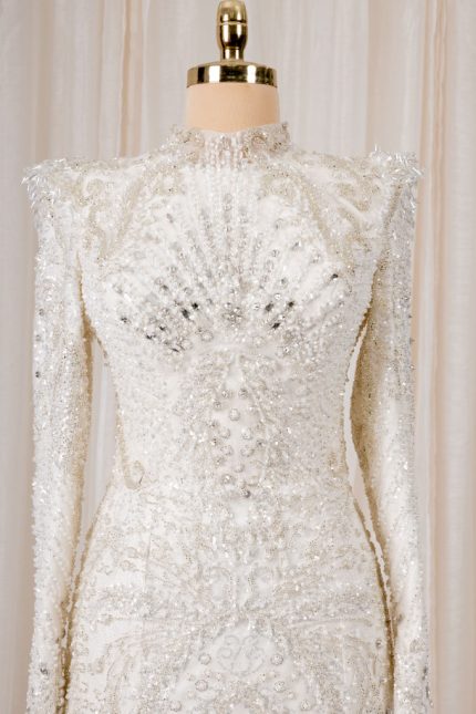 Zeemeermin trouwjurk met hoge halslijn, lange mouwen en strassdetails – Viento Bridal